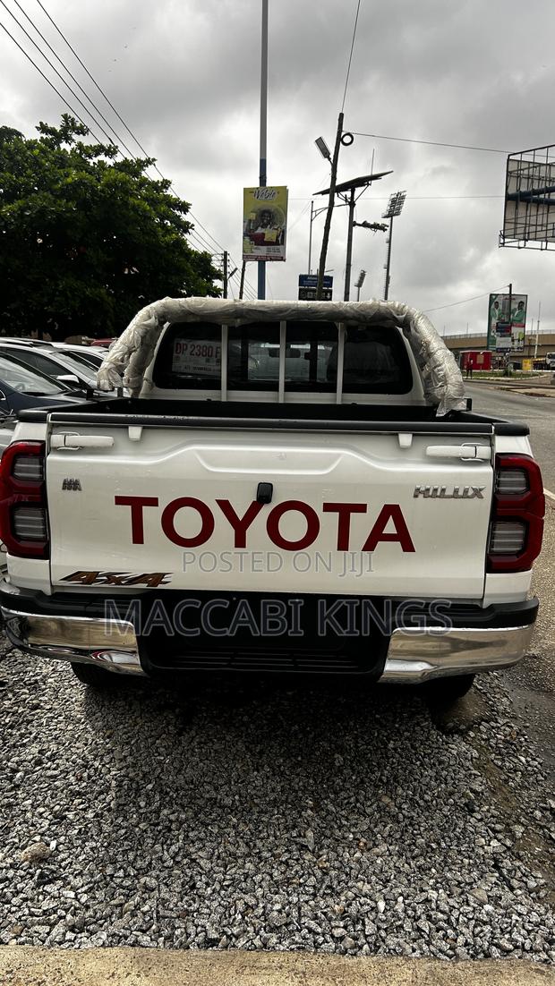 Toyota Hilux Revo Double Cab Petrol 2.7 AWD 2022 White photo 3