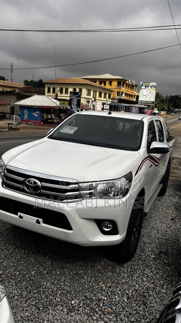 Toyota Hilux Revo Double Cab Petrol 2.7 AWD 2022 White
