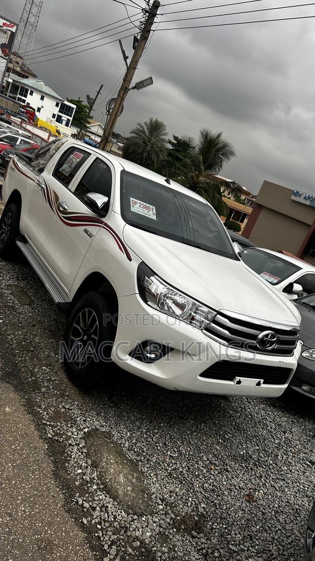 Toyota Hilux Revo Double Cab Petrol 2.7 AWD 2022 White photo 2