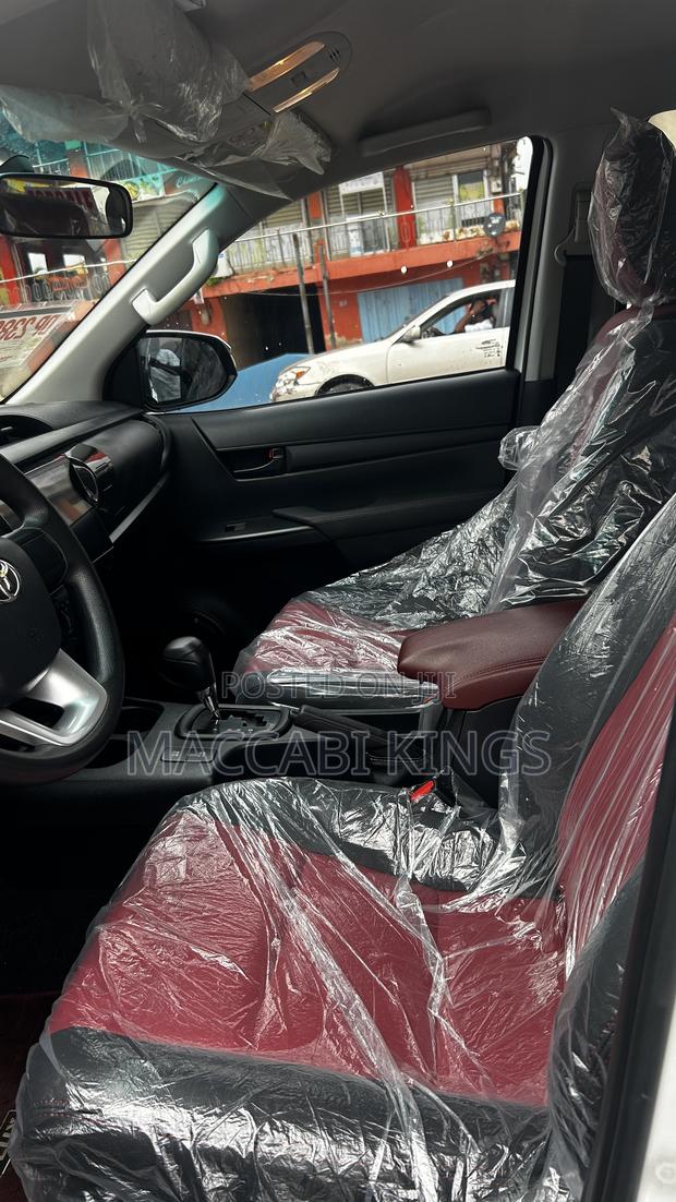 Toyota Hilux Revo Double Cab Petrol 2.7 AWD 2022 White photo 6