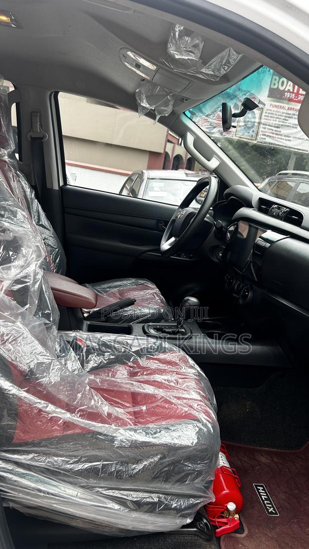 Toyota Hilux Revo Double Cab Petrol 2.7 AWD 2022 White photo 5