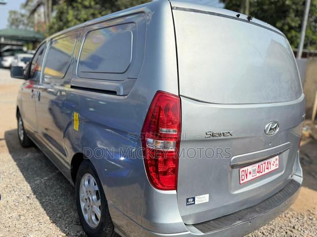 Hyundai Starex 2013 Silver photo 8