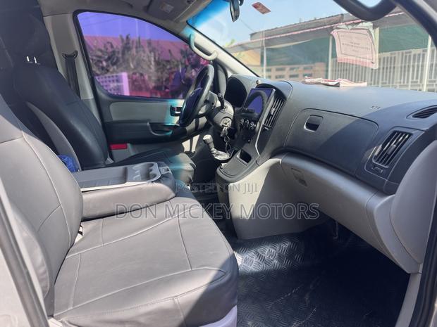 Hyundai Starex 2013 Silver photo 3