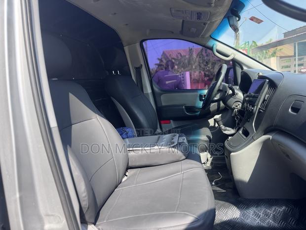 Hyundai Starex 2013 Silver photo 4