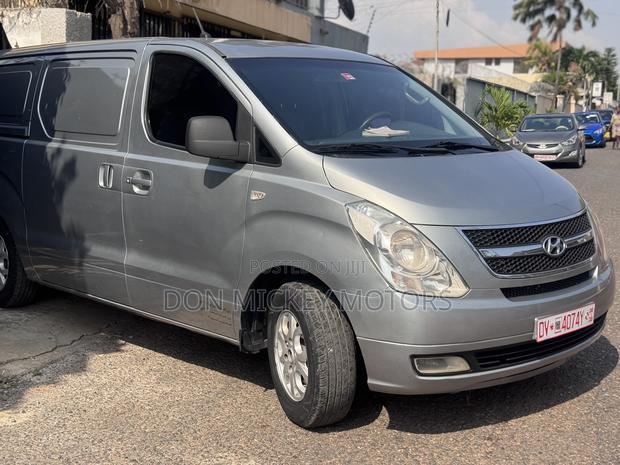 Hyundai Starex 2013 Silver photo 2
