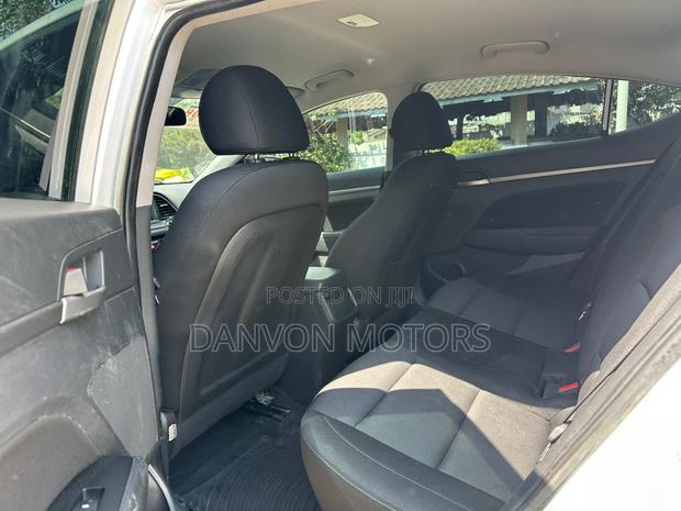 Hyundai Elantra SE 2018 White photo 9