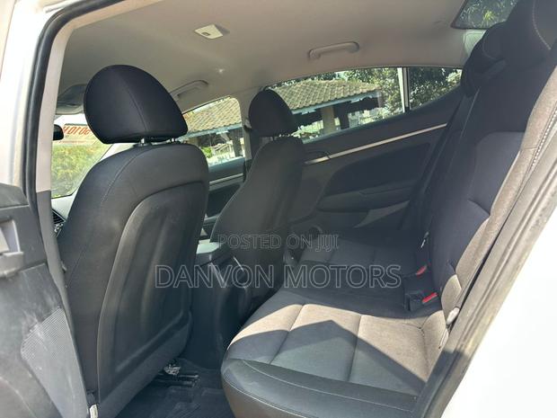 Hyundai Elantra SE 2018 White photo 10