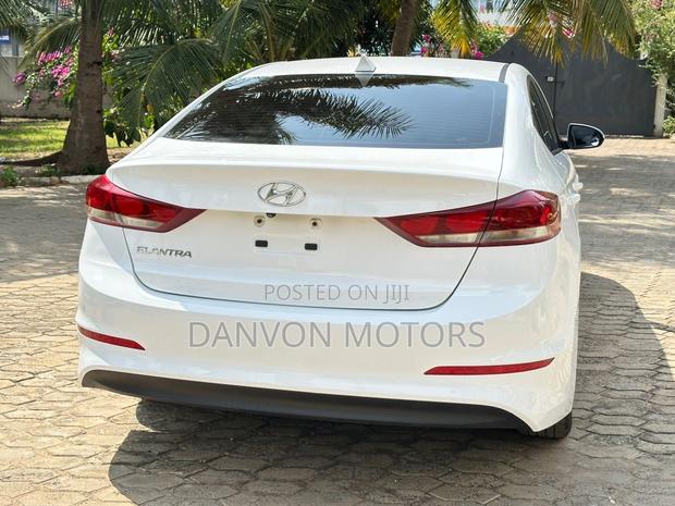 Hyundai Elantra SE 2018 White photo 2