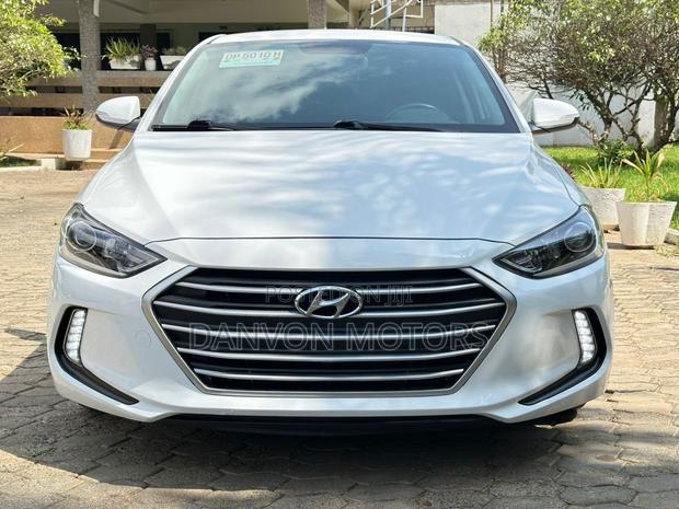 Hyundai Elantra SE 2018 White photo 3