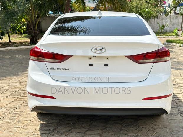 Hyundai Elantra SE 2018 White photo 4
