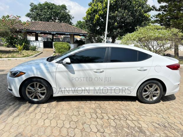 Hyundai Elantra SE 2018 White photo 5
