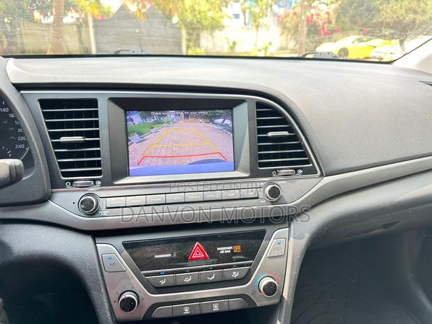Hyundai Elantra SE 2018 White photo 6