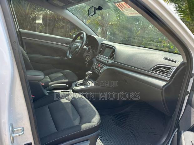 Hyundai Elantra SE 2018 White photo 11