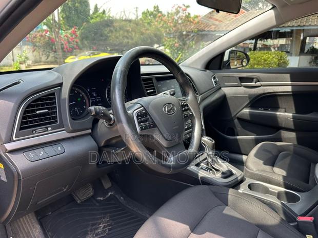 Hyundai Elantra SE 2018 White photo 8