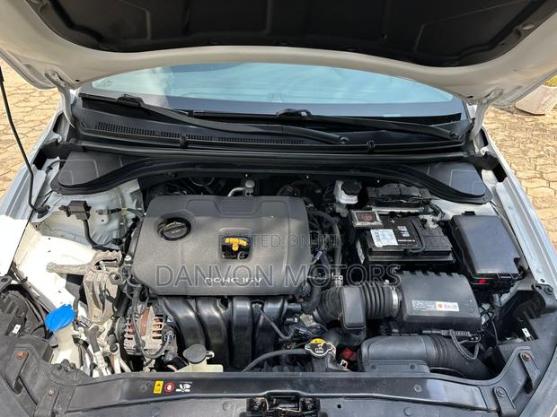 Hyundai Elantra SE 2018 White photo 12