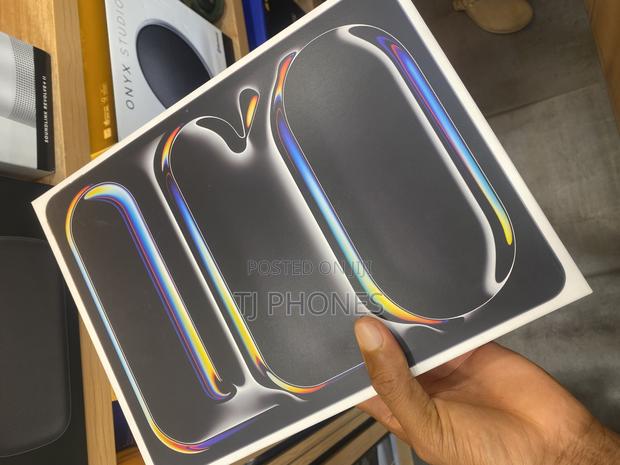 New Apple iPad Pro 13 (2025) 256 GB Black