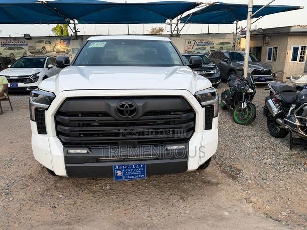 New Toyota Tundra Limited CrewMax SB w/5.5' Bed 2025 White
