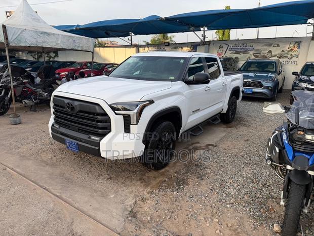 New Toyota Tundra Limited CrewMax SB w/5.5' Bed 2025 White