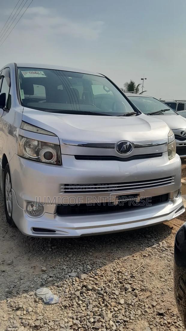 Toyota Voxy 2010 Silver