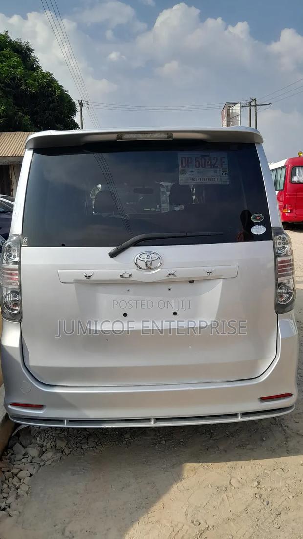 Toyota Voxy 2010 Silver