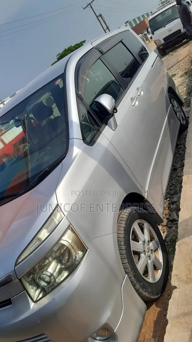 Toyota Voxy 2010 Silver