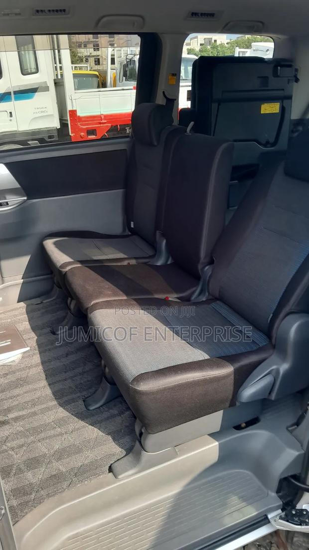 Toyota Voxy 2010 Silver