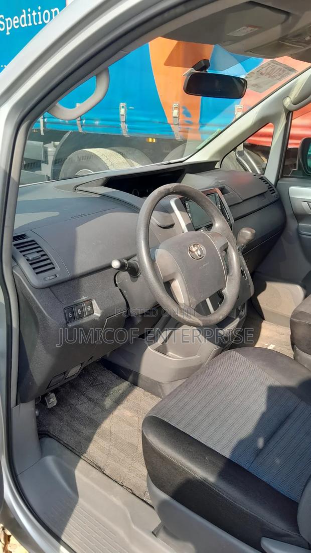 Toyota Voxy 2010 Silver