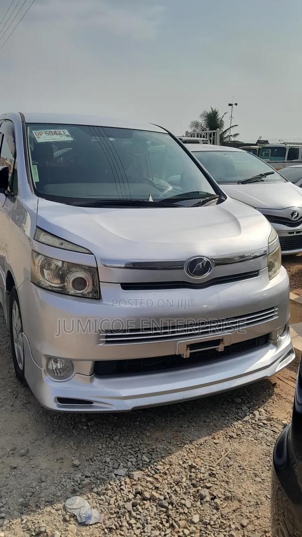 Toyota Voxy 2010 Silver