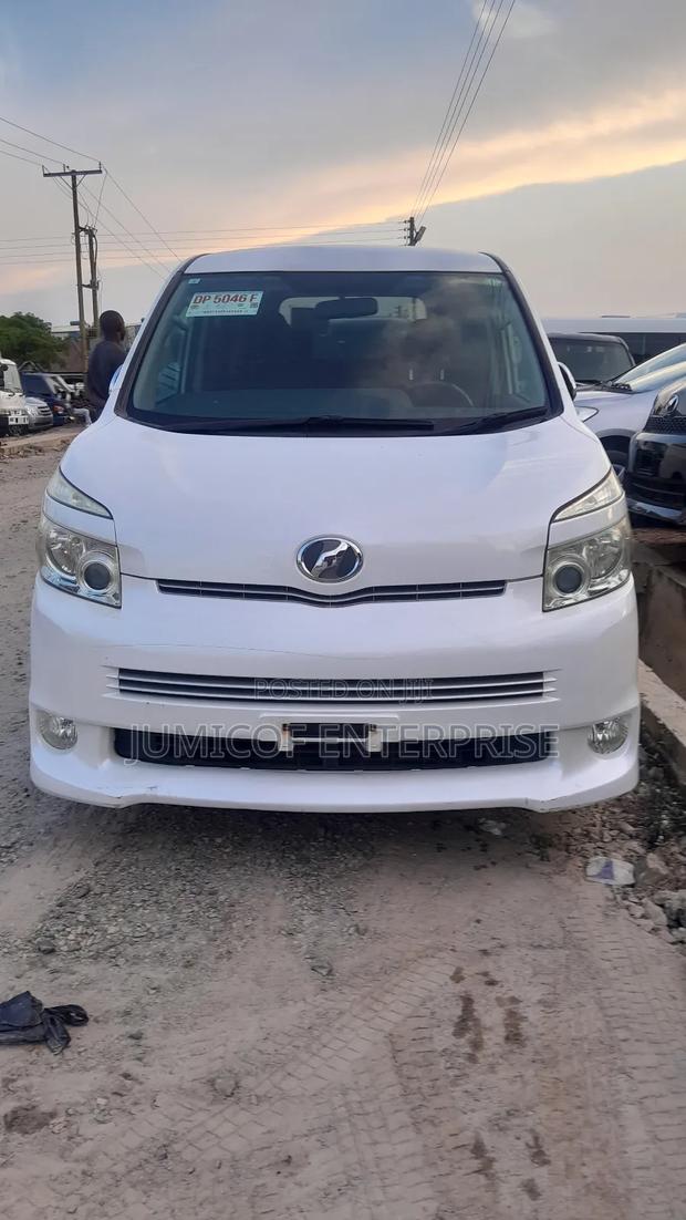 Toyota Voxy 2011 White