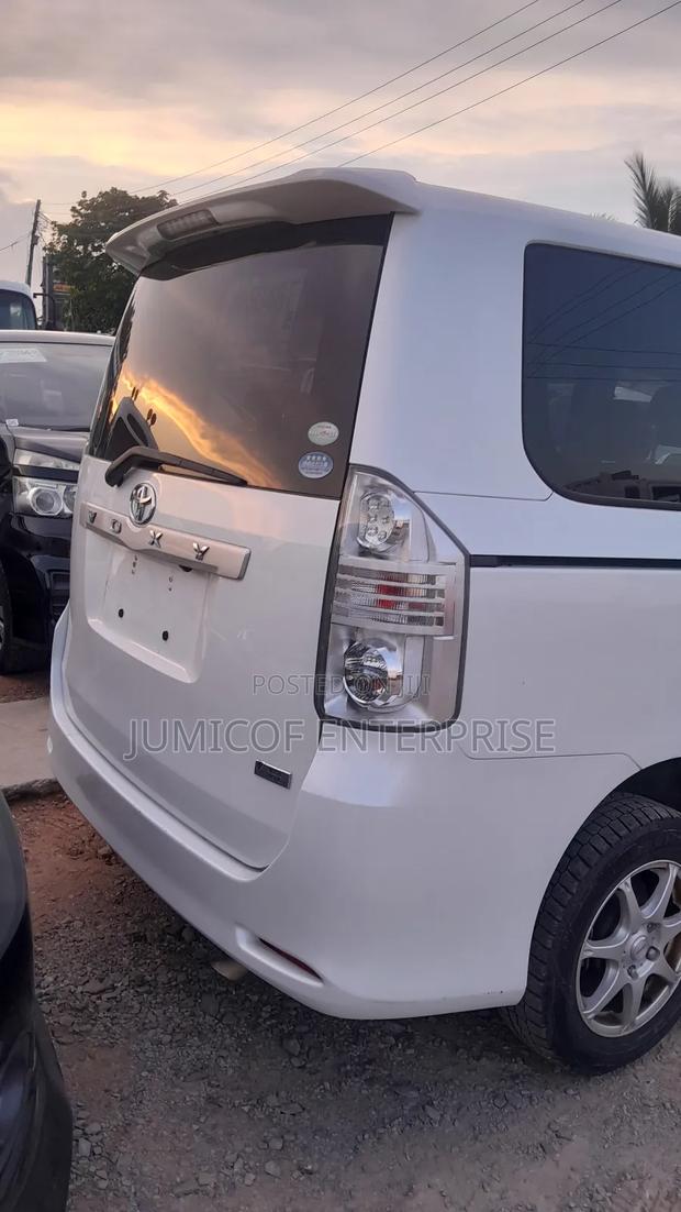 Toyota Voxy 2011 White