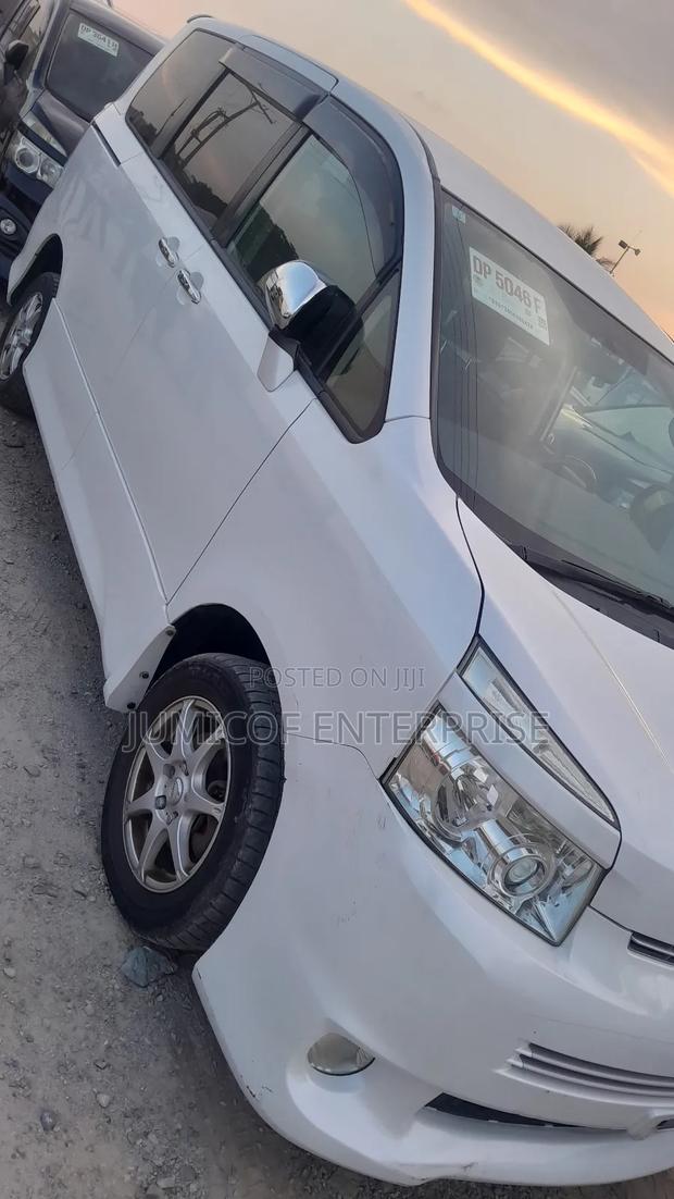 Toyota Voxy 2011 White