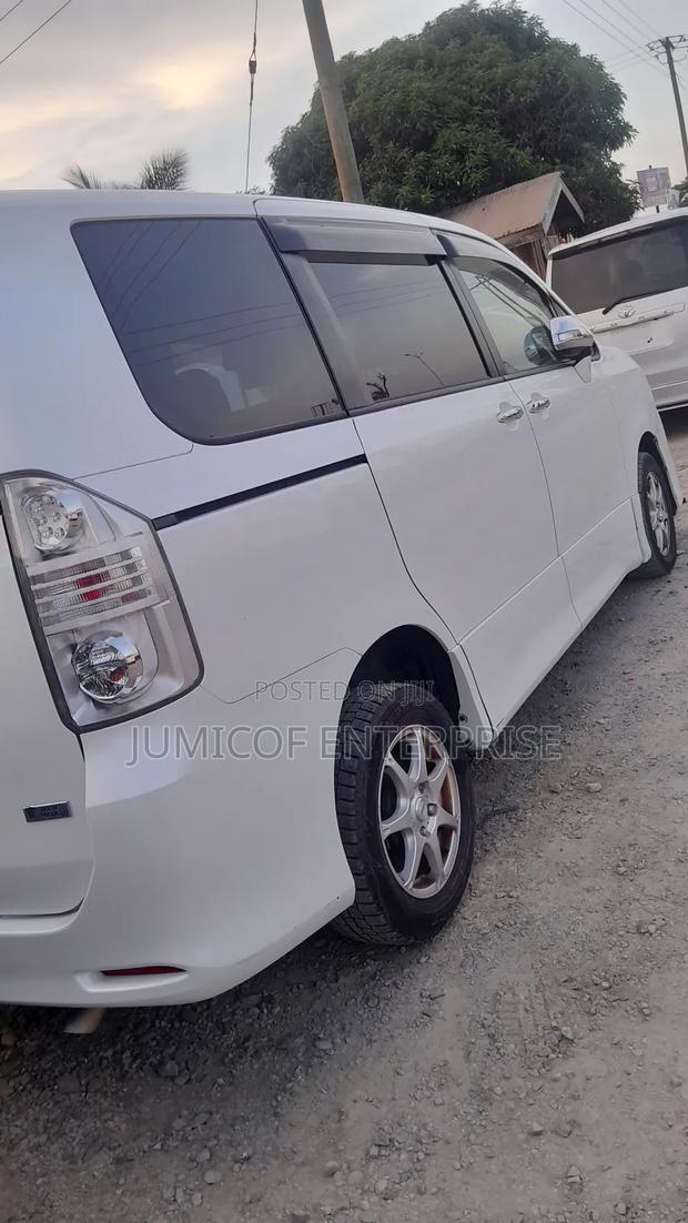Toyota Voxy 2011 White