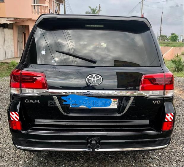 Prado V8 for Rent Come With a Driver photo 3