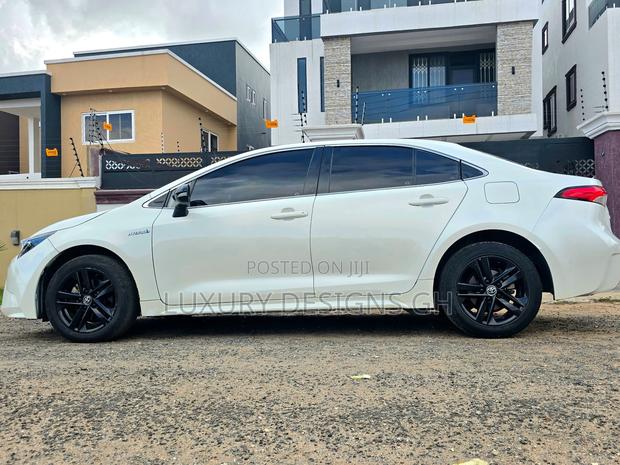 Toyota Corolla 2020 White photo 2