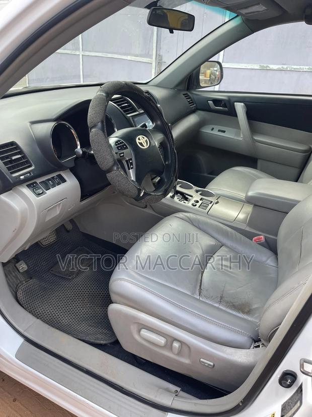 Toyota Highlander SE 2012 White