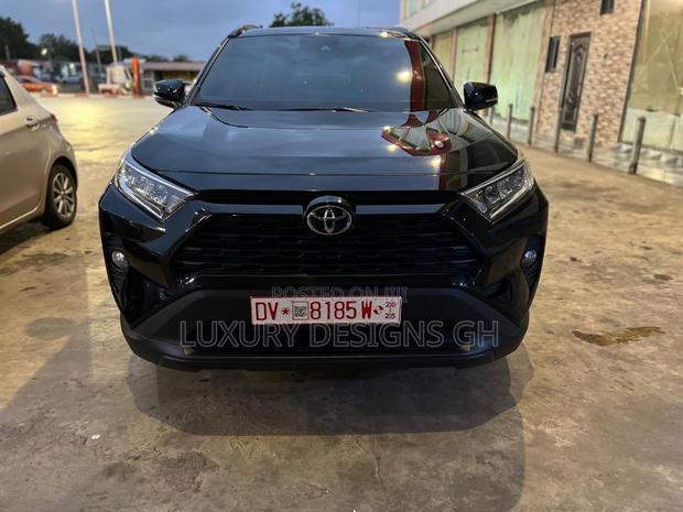 Toyota RAV4 2021 Black photo 2