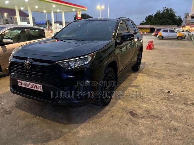 Toyota RAV4 2021 Black photo 3
