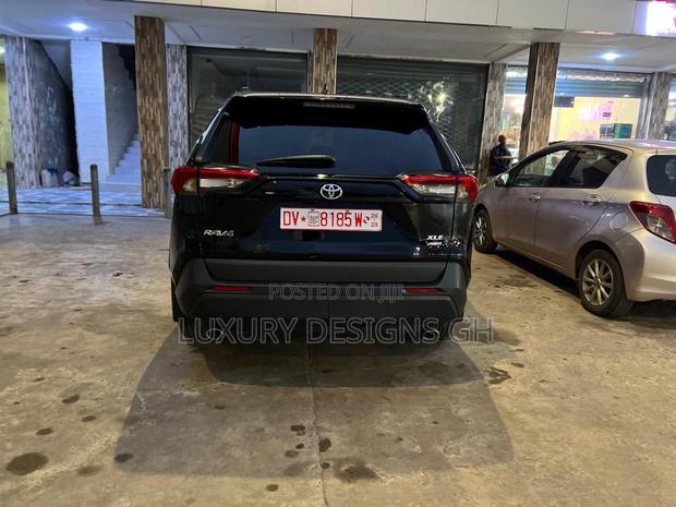 Toyota RAV4 2021 Black photo 9