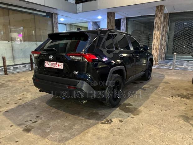 Toyota RAV4 2021 Black photo 8
