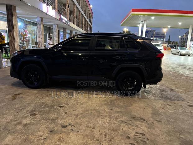 Toyota RAV4 2021 Black photo 10