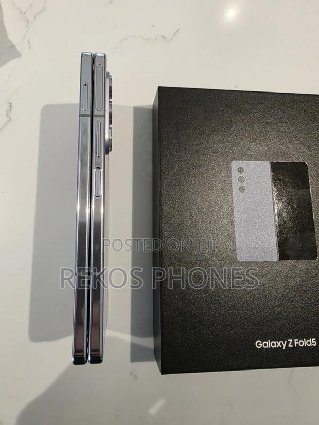 New Samsung Galaxy Z Fold 5 512 GB Blue photo 2