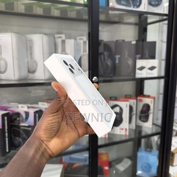 New Apple iPhone 17 Pro Max 256 GB Silver · Photo 4