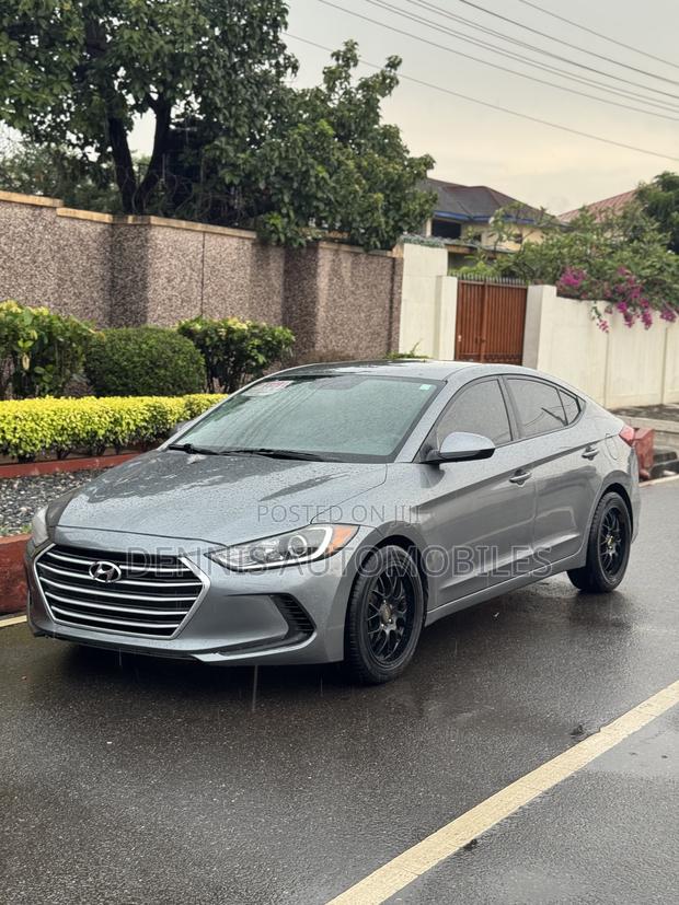 Hyundai Elantra SE Sedan FWD (2.0L 4cyl 6M) 2017 Gray