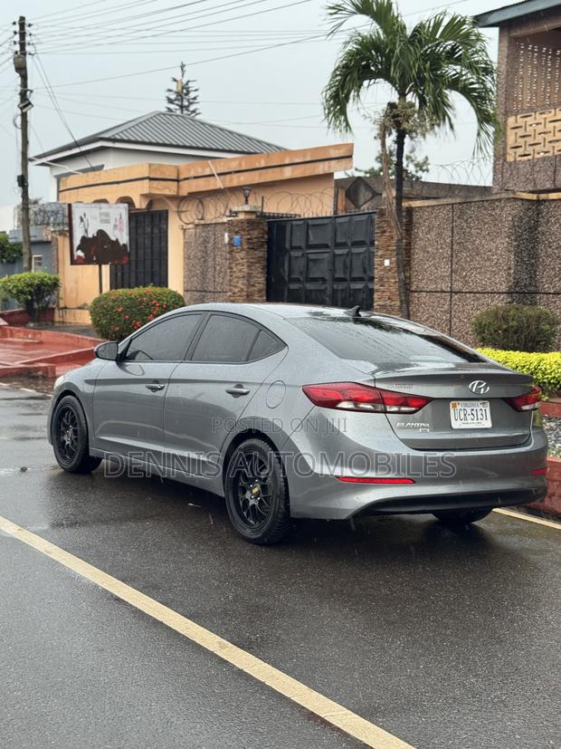 Hyundai Elantra SE Sedan FWD (2.0L 4cyl 6M) 2017 Gray photo 2