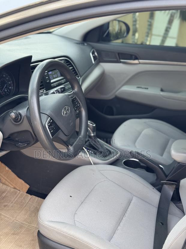 Hyundai Elantra SE Sedan FWD (2.0L 4cyl 6M) 2017 Gray photo 6
