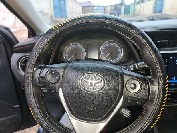 Toyota Corolla SE (1.8L 4cyl 6M) 2018 Burgundy