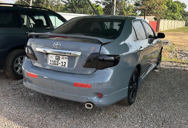Toyota Corolla LE 4dr Sedan (1.8L 4cyl 4A) 2010 Blue photo 2