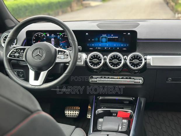 Mercedes-Benz GLB-Class GLB 250 4MATIC 2023 Silver