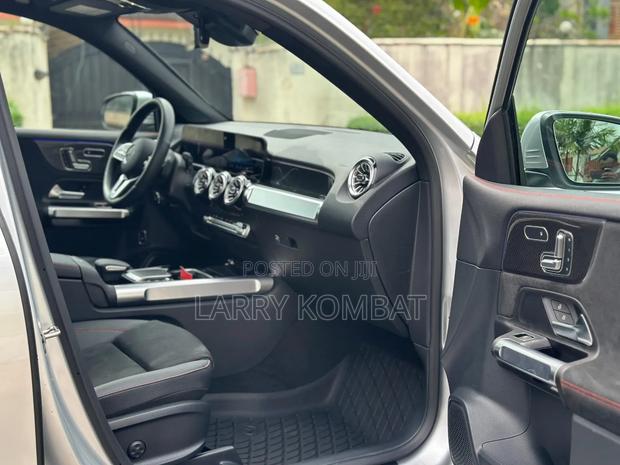 Mercedes-Benz GLB-Class GLB 250 4MATIC 2023 Silver