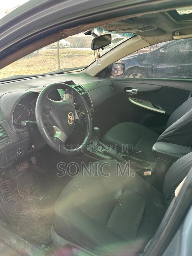 Toyota Corolla LE 4dr Sedan (1.8L 4cyl 4A) 2010 Blue photo 4